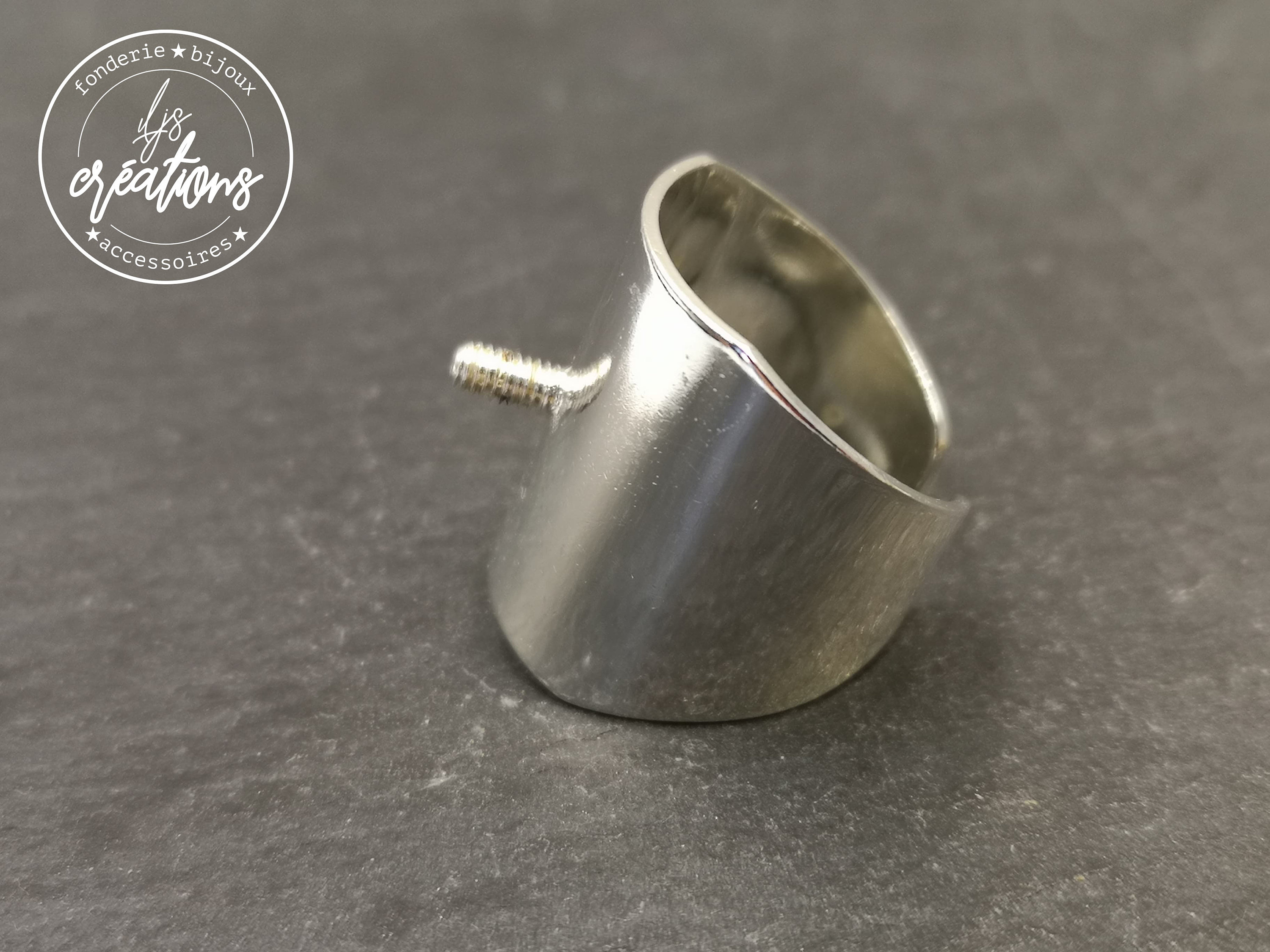 Smooth chivall ring holder with 5x2.5mm brass screw finish 925