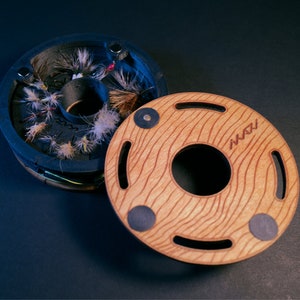 ikari zenit — magnetic fly container with line storage