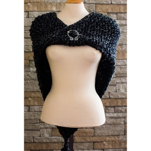 Op Outlander geïnspireerde handgebreide cape: antracietkleurige col met penannular