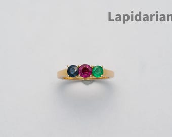 Anello in oro 18 carati con rubino naturale, smeraldo e zaffiro blu.