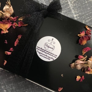 Our Attar Essential Oil Perfumes come in a Gift Box. The 1 ml Sample Vial does not come in a gift box but Gift Boxing is available. A great idea for Gifts for Women or Gifts for Men. Our Attar Perfume Gift Boxes are great for all Special Occasions!