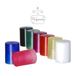 Puede incluir: Surtido de ocho tapones de botella de plástico en varios colores, incluyendo azul, rosa, verde, rojo, amarillo y blanco. Los tapones tienen un diseño acanalado y son adecuados para usar con botellas de aceite esencial.
