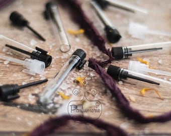 FLACONS EN VERRE EN VRAC, 7/8 ml Qté : 25 (8 x 35 mm), Échantillonneurs de parfum, Mini flacons, Vides et rechargeables, Flacons de parfum, Grossistes flacons en verre, Petit flacon