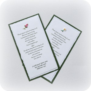 Puede incluir: Dos tarjetas verdes y blancas con un dise&ntilde;o floral y un mensaje sobre permanecer en el coraz&oacute;n de alguien. El texto en las tarjetas dice "Por favor, qu&eacute;date en mi coraz&oacute;n hoy, Se&ntilde;or. Porque estoy tan ocupado que a veces no pienso en ti, y luego me siento mal cuando el d&iacute;a termina y me doy cuenta... Me he olvidado de ti." El texto en la parte inferior de la tarjeta dice "Nunca te dejar&eacute; ni te abandonar&eacute;. Hebreos 13:5"