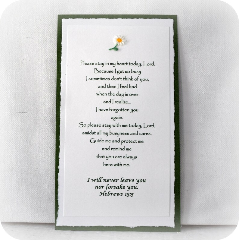 Puede incluir: Una tarjeta blanca con un borde verde y una margarita blanca en la parte superior. La tarjeta tiene un poema sobre permanecer en el coraz&oacute;n de alguien y un vers&iacute;culo b&iacute;blico, Hebreos 13:5.