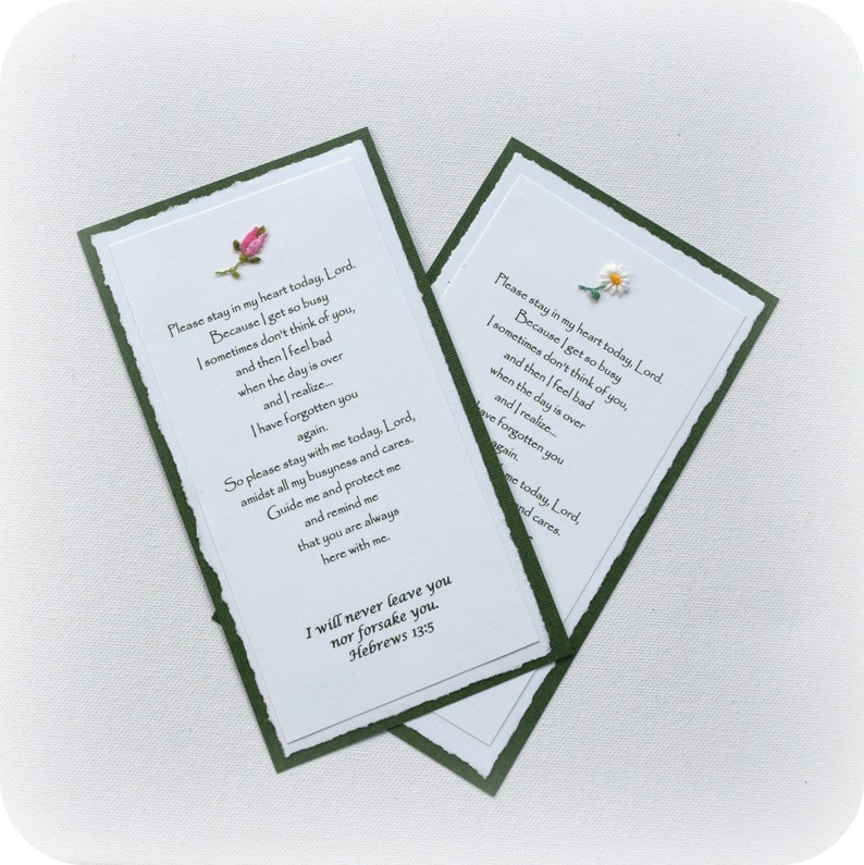 Puede incluir: Dos tarjetas verdes y blancas con un dise&ntilde;o floral y un mensaje sobre permanecer en el coraz&oacute;n de alguien. El texto en las tarjetas dice "Por favor, qu&eacute;date en mi coraz&oacute;n hoy, Se&ntilde;or. Porque estoy tan ocupado que a veces no pienso en ti, y luego me siento mal cuando el d&iacute;a termina y me doy cuenta... Me he olvidado de ti." El texto en la parte inferior de la tarjeta dice "Nunca te dejar&eacute; ni te abandonar&eacute;. Hebreos 13:5"