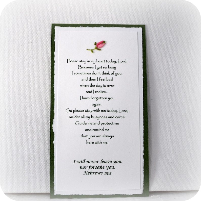 Puede incluir: Una tarjeta blanca con bordes verdes y una flor rosa en la parte superior. La tarjeta tiene un mensaje escrito a mano sobre permanecer en el coraz&oacute;n de alguien y un vers&iacute;culo b&iacute;blico de Hebreos 13:5.
