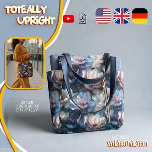 Könnte beinhalten: Eine Tragetasche mit dunkelblauem Blumenmuster, hellblauen und weißen Blütenblättern, schwarzen Schulterriemen und einem vertikalen goldfarbenen Reißverschluss. Die Tasche misst 31 cm x 29 cm x 7 cm. Text enthält TOTEALLY UPRIGHT.