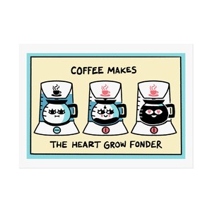 Puede incluir: Ilustración caprichosa de tres cafeteras con caras, cada una con una expresión diferente. El texto en la parte superior dice "COFFEE MAKES" y el texto en la parte inferior dice "THE HEART GROW FONDER". El fondo es amarillo claro.