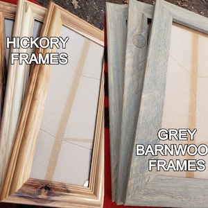 以下が含まれることがあります： 木製の写真フレームのコレクション。左側のフレームは「HICKORY FRAMES」と表示され、薄茶色です。右側のフレームは「GREY BARNWOOD FRAMES」と表示され、灰色です。
