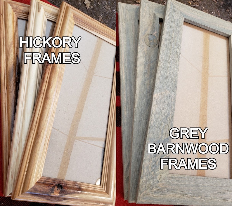以下が含まれることがあります： 木製の写真フレームのコレクション。左側のフレームは「HICKORY FRAMES」と表示され、薄茶色です。右側のフレームは「GREY BARNWOOD FRAMES」と表示され、灰色です。