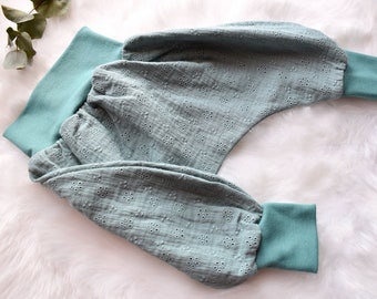Pantalones de harén de bebé escalables Doble gasa de algodón bordado orgánico verde agua oeko-tex