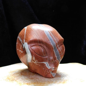 2&quot; Caveira alienígena de jaspe vermelho esculpida à mão - Estatueta de estrela de cristal exclusiva
