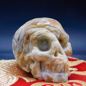 Caveira de cristal esculpida à mão com fluorita geode de 2,0"