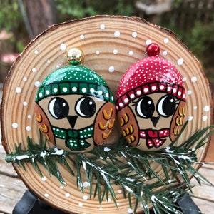 Christmas Owls Pebble Art Magnet: Hand-Painted Winter Decor