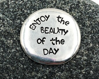 Encouragement Pewter Pocket Coin, Profitez de la beauté du jour Jeton estampillé à la main, cadeau d’encouragement, affirmations jeton de poche