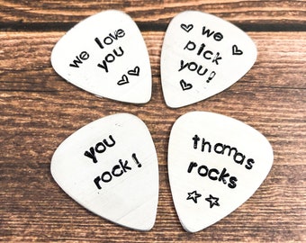 Gitarre Pick mit benutzerdefinierte Phrase, Metall-Gitarre-Pick mit Namen, Musiker Geschenk, Gitarrist Geschenk, wir wählen Sie Geschenk