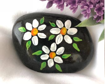 Daisies Painted Rock, Mother's Day Gift, Easter gift, Daisy Painting, Painted Stone, Teacher gift, Christmas gift, stocking stuffer