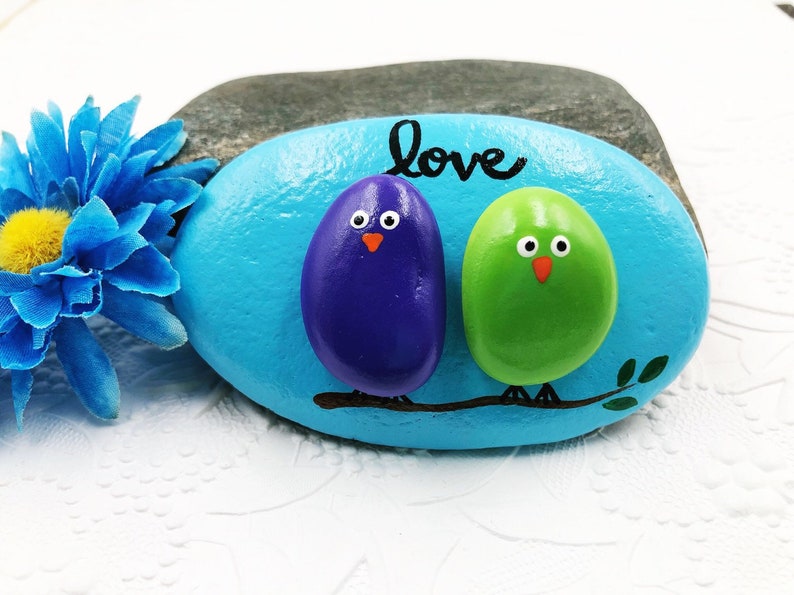Lovebirds Pebble Art Painted Rock, Pebble Art with Birds, Love Birds on a Branch, Gift for Spouse or Partner, Anniversary Gift, Wedding Gift imagem 9