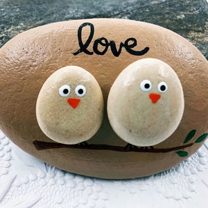 Lovebirds Pebble Art Painted Rock, Pebble Art with Birds, Love Birds on a Branch, Gift for Spouse or Partner, Anniversary Gift, Wedding Gift imagem 5