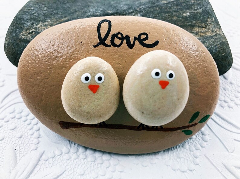 Lovebirds Pebble Art Painted Rock, Pebble Art with Birds, Love Birds on a Branch, Gift for Spouse or Partner, Anniversary Gift, Wedding Gift imagem 5