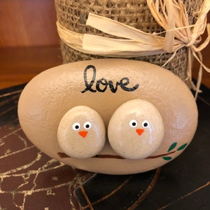 Lovebirds Pebble Art Painted Rock, Pebble Art with Birds, Love Birds on a Branch, Gift for Spouse or Partner, Anniversary Gift, Wedding Gift imagem 6