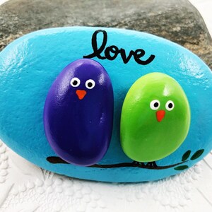 Lovebirds Pebble Art Painted Rock, Pebble Art with Birds, Love Birds on a Branch, Gift for Spouse or Partner, Anniversary Gift, Wedding Gift imagem 4