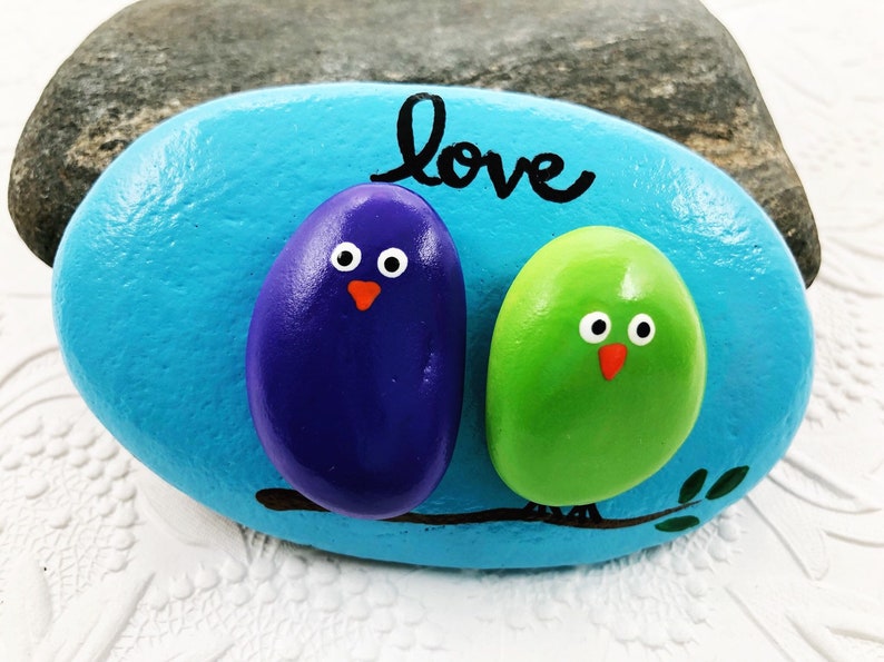 Lovebirds Pebble Art Painted Rock, Pebble Art with Birds, Love Birds on a Branch, Gift for Spouse or Partner, Anniversary Gift, Wedding Gift imagem 4