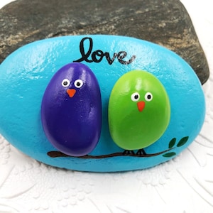 Lovebirds Pebble Art Painted Rock, Pebble Art with Birds, Love Birds on a Branch, Gift for Spouse or Partner, Anniversary Gift, Wedding Gift imagem 8