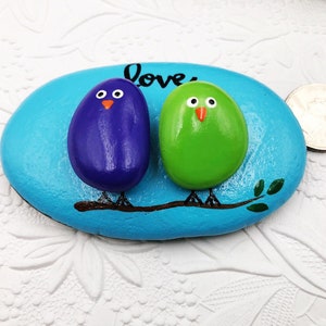 Lovebirds Pebble Art Painted Rock, Pebble Art with Birds, Love Birds on a Branch, Gift for Spouse or Partner, Anniversary Gift, Wedding Gift imagem 7