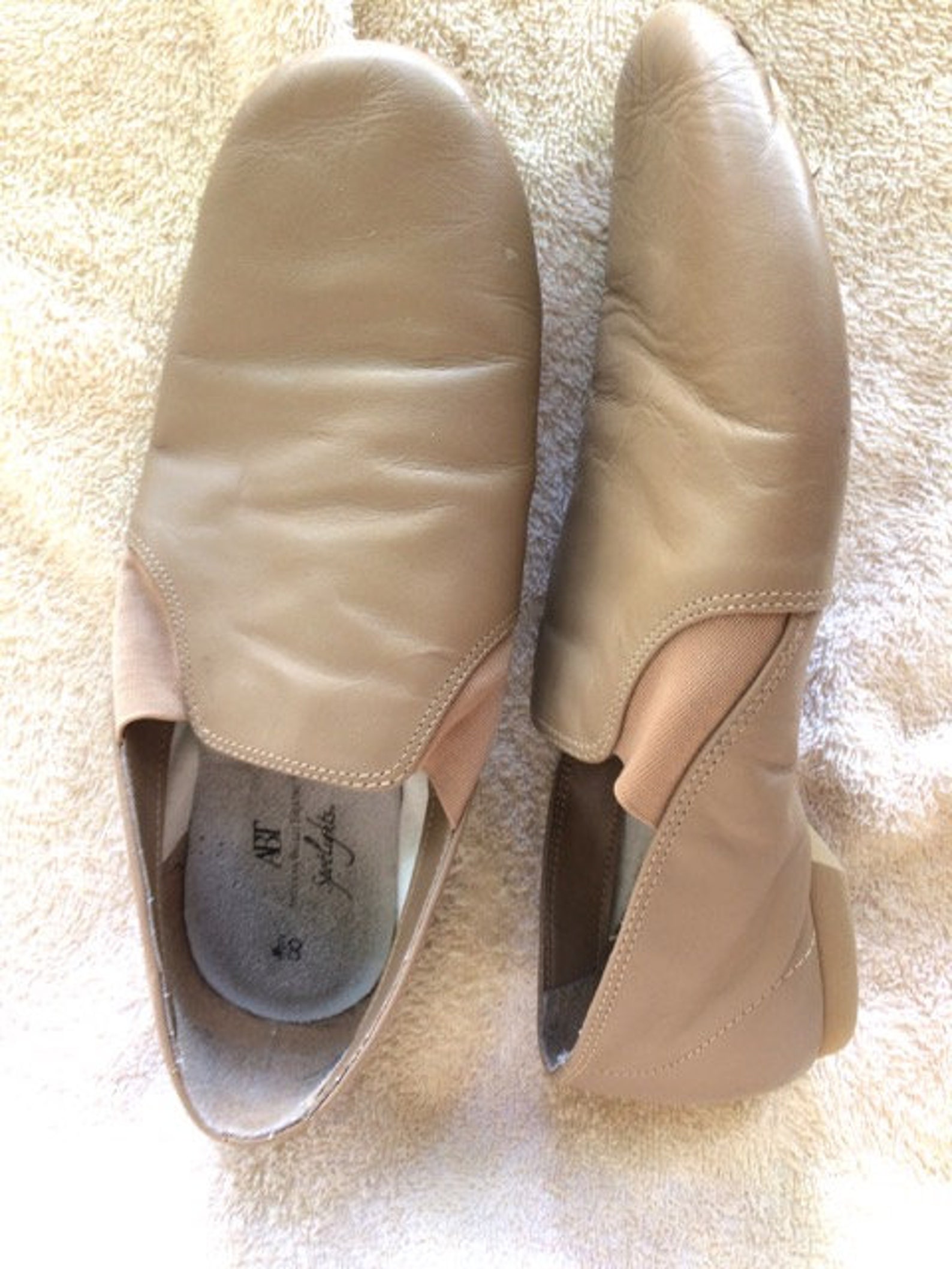 american ballet jazz shoes size 8.5 clean and ready to rehearse in. vintage classic ballet shoes for jazz dancing