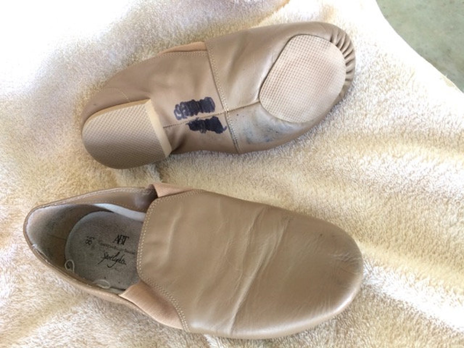 american ballet jazz shoes size 8.5 clean and ready to rehearse in. vintage classic ballet shoes for jazz dancing