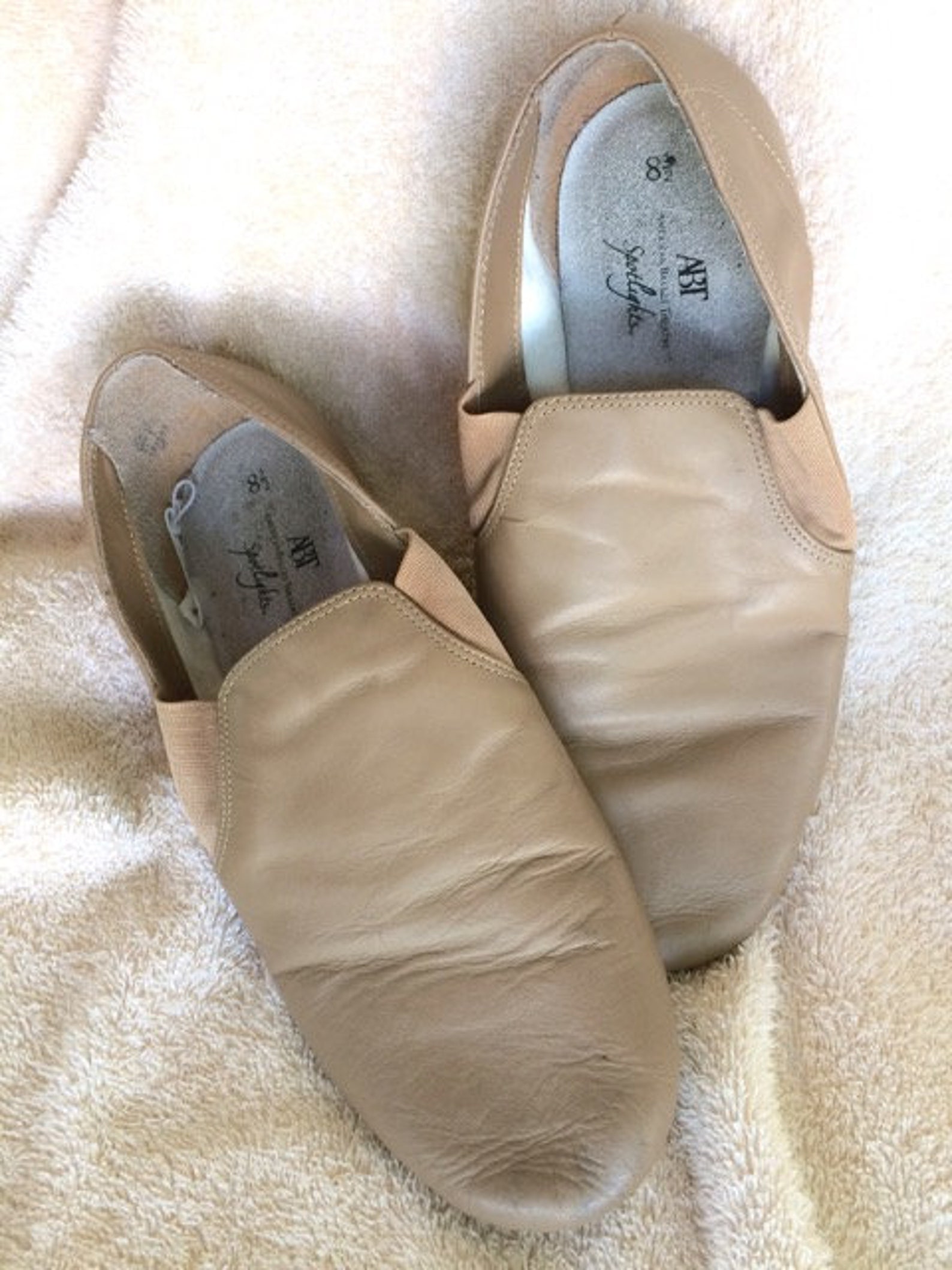 american ballet jazz shoes size 8.5 clean and ready to rehearse in. vintage classic ballet shoes for jazz dancing