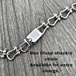 Op de afbeelding: Zilveren box-sluiting shackle ketting. Verkrijgbaar tegen meerprijs.