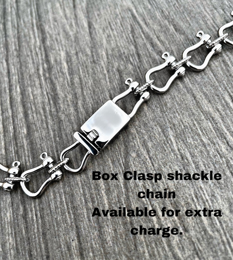 Op de afbeelding: Zilveren box-sluiting shackle ketting. Verkrijgbaar tegen meerprijs.