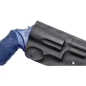 K&ouml;nnte beinhalten: Eine blaue und schwarze Pistole mit einem schwarzen Lederholster. Das Holster hat einen Druckknopfverschluss und eine Metallschlaufe.