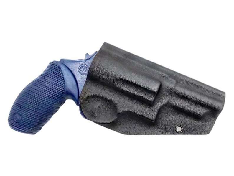 K&ouml;nnte beinhalten: Eine blaue und schwarze Pistole mit einem schwarzen Lederholster. Das Holster hat einen Druckknopfverschluss und eine Metallschlaufe.