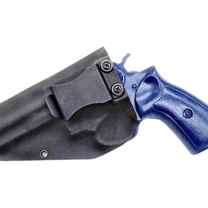 Op de afbeelding: Een zwart leren holster met een clip voor een blauwe revolver met een houten handvat.