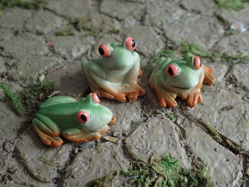 Miniature Dollhouse FAIRY GARDEN Accessories ~ Set of 3 Mini Resin Frogs ~ NEW