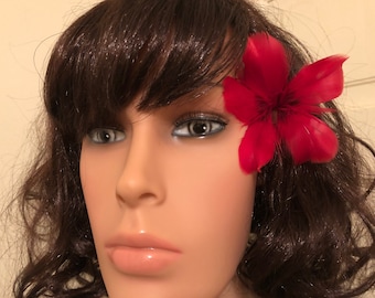 Esotico Piuma Rossa Plumeria Ear Pick, Fiori Tropicali, Piuma Plumeria, Plumeria Rossa, Abbigliamento Hawaiano, Abbigliamento Aloha, Arte delle piume hawaiane, Ragazza Hula