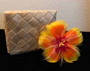 Yellow Hibiscus Feather Flower Ear Pick, Feather Flower Ear Pick, Decorazione capelli, Fiore di piuma tropicale, Fiore di piuma hawaiana, Fiori di HI