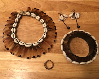 ゴールデンフェザントの羽根と白いタカラガイの貝殻のジュエリーセット、ハワイアンジュエリー、ポリネシアンウェア、コスチュームジュエリー、ハワイアンウェア、タヒチアンジュエリー、羽根