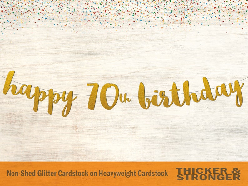 Peut inclure: Banni&egrave;re de joyeux 70e anniversaire en paillettes dor&eacute;es sur fond de bois. La banni&egrave;re est faite de papier cartonn&eacute; paillet&eacute; non-effiloch&eacute; sur papier cartonn&eacute; &eacute;pais. Le texte "Thicker & Stronger" est imprim&eacute; en noir en bas de l'image.