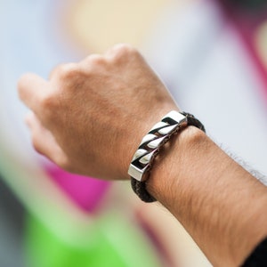 Robuuste roestvrijstalen heren slavenarmband met bruin of zwart leren koord, cadeau als accessoire voor heren