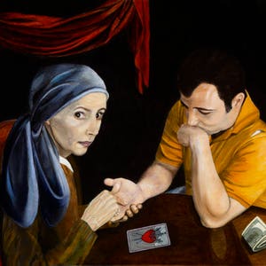 Peut inclure: Une femme portant un foulard bleu est assise à une table avec un homme portant une chemise jaune. La femme regarde le spectateur tandis que l'homme regarde une carte à jouer avec un cœur rouge dessus. La carte est sur la table devant eux.