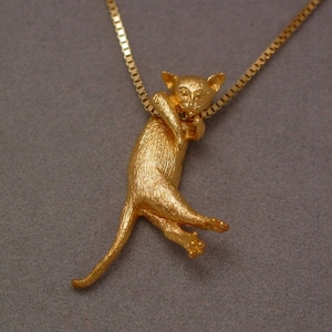 14k Hanging In There Cat Pendant