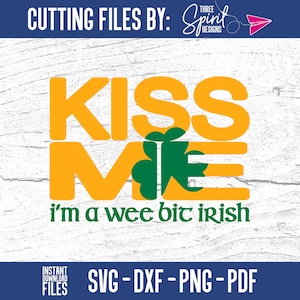 Puede incluir: Un archivo de diseño digital para un gráfico con temática del Día de San Patricio que dice "Kiss Me I'm a Wee Bit Irish" en letras amarillas con un trébol verde en el medio de la palabra "Me".