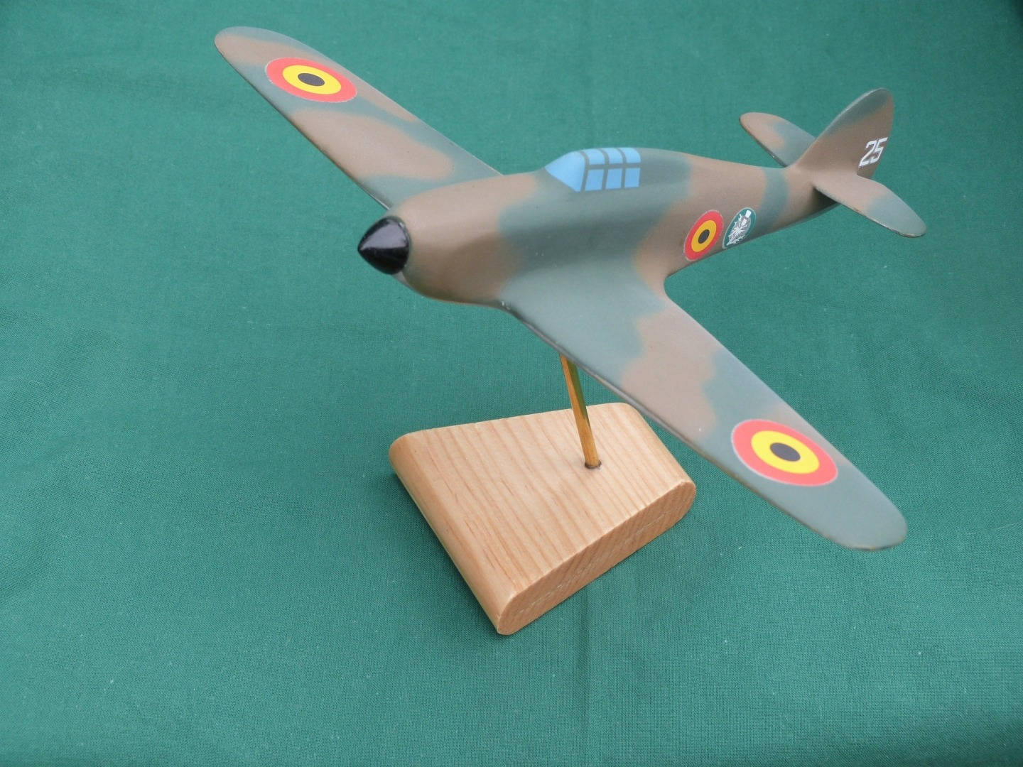 Maquette Avion en Bois Massif Hurricane Belge Ech 1/48