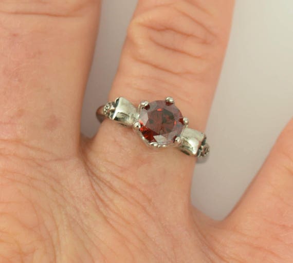 Gioielli Signore solitario pietra rubino imitazione teschio anello