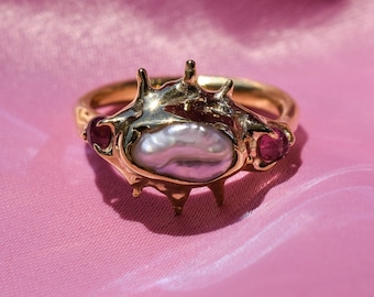 Ruwe ring met onregelmatige parel en roze toermalijn in goud- of zilverkleur